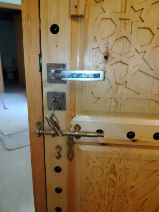 Puerta de madera maciza tallada