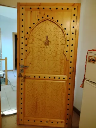 Puerta de madera maciza tallada