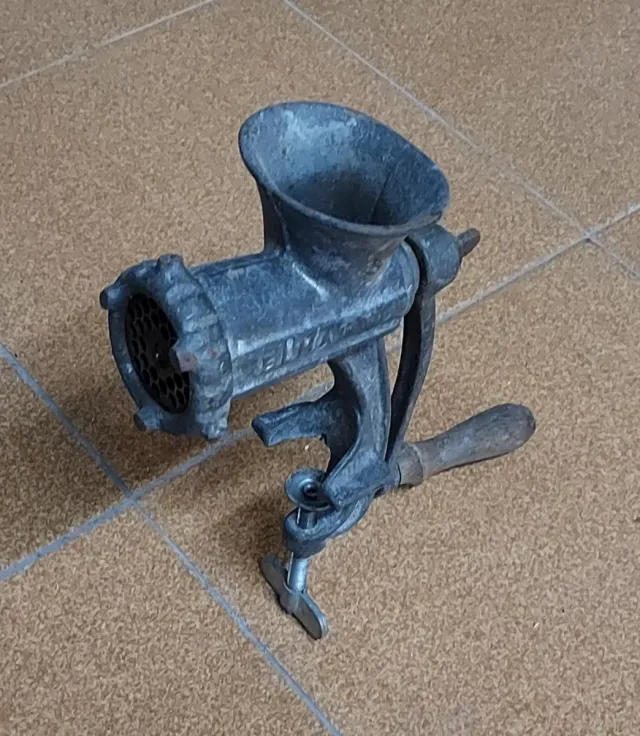 Picadora de carne antiga ELMA de ferro, Med 26x25x10