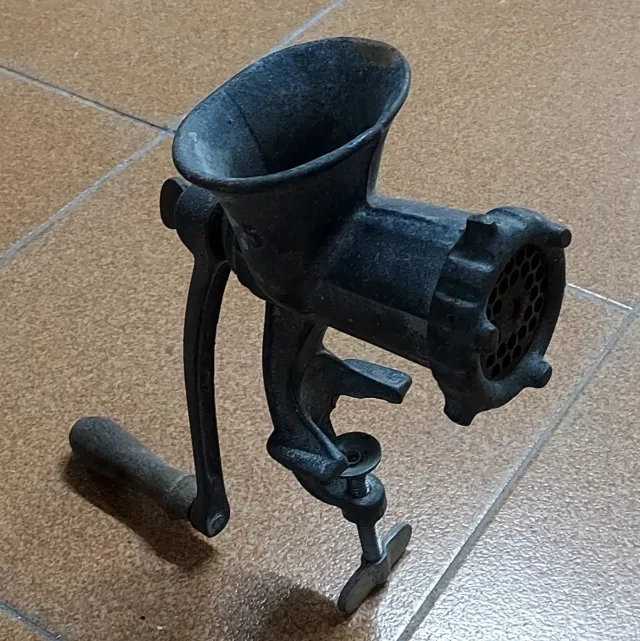 Picadora de carne antiga ELMA de ferro, Med 26x25x10