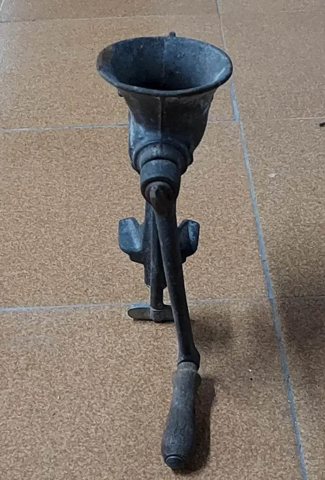 Picadora de carne antiga ELMA de ferro, Med 26x25x10