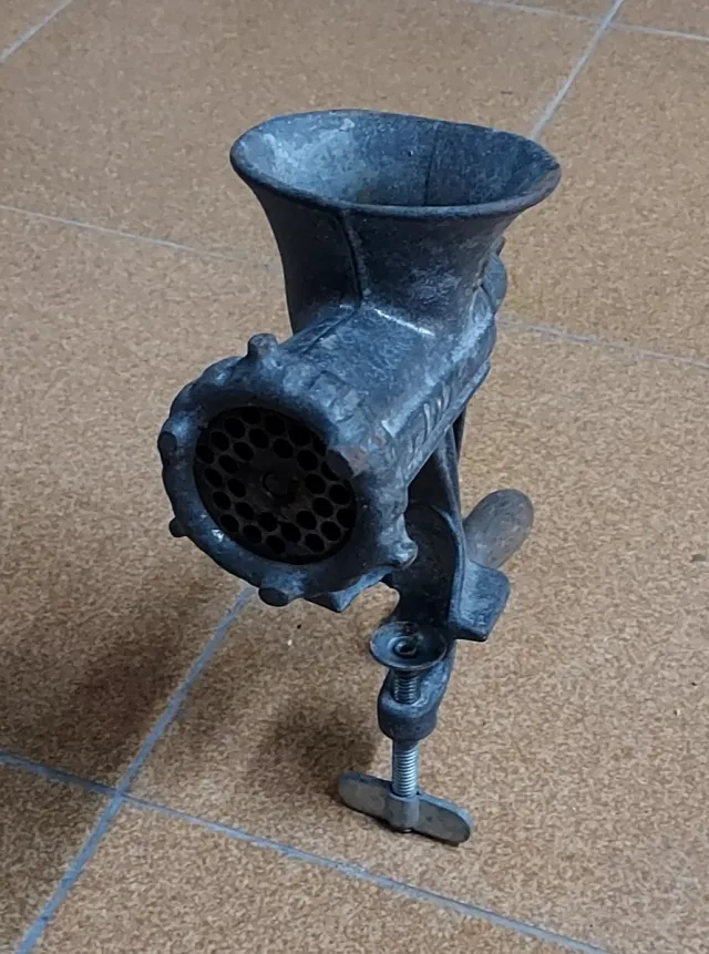 Picadora de carne antiga ELMA de ferro, Med 26x25x10