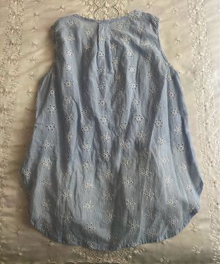 Blusa sin mangas bordada mujer