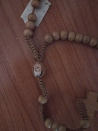 Rosario de madera hecho a mano