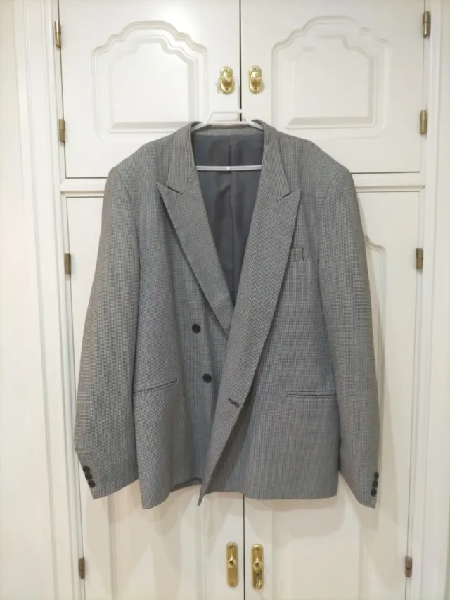 Chaqueta de traje gris y blanco para hombre