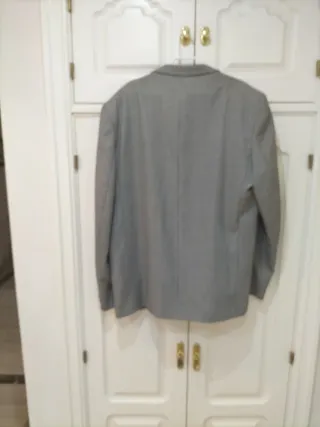 Chaqueta de traje gris y blanco para hombre