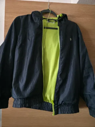 Chubasquero Negro y Verde con Capucha