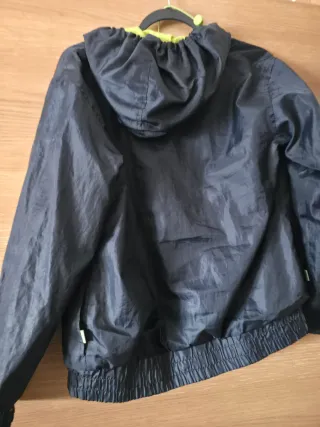 Chubasquero Negro y Verde con Capucha