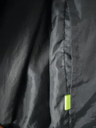 Chubasquero Negro y Verde con Capucha