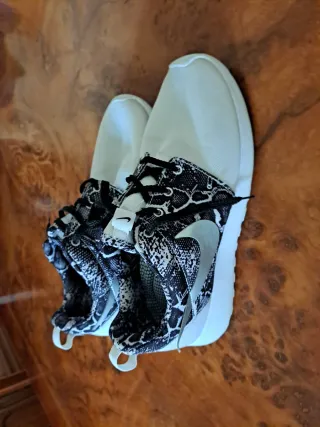 Zapatillas Nike Blancas y Negras