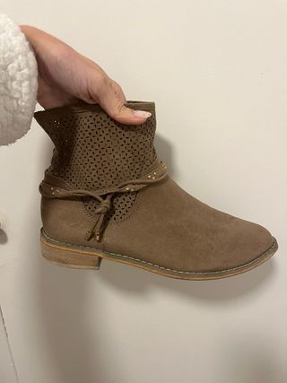 Botines grises con perforaciones