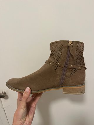 Botines grises con perforaciones