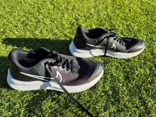 Zapatillas Nike Talla 36.5 Negras y Blancas