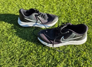 Zapatillas Nike Talla 36.5 Negras y Blancas