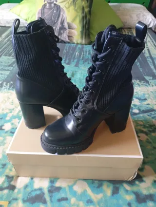 Botas altas negras con cordones