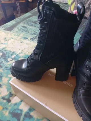 Botas altas negras con cordones