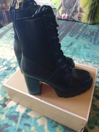 Botas altas negras con cordones