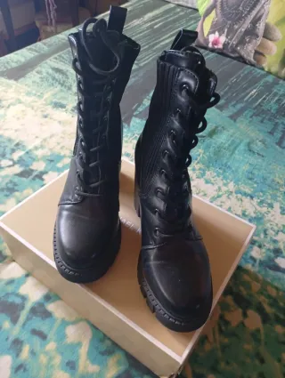 Botas altas negras con cordones