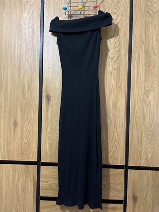 Vestido largo negro escotado el vestido es estrech