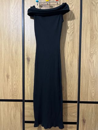 Vestido largo negro escotado el vestido es estrech