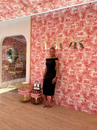 Vestido largo negro escotado el vestido es estrech