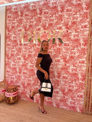 Vestido largo negro escotado el vestido es estrech