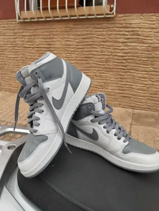 Zapatillas Jordan Gris y Blanco