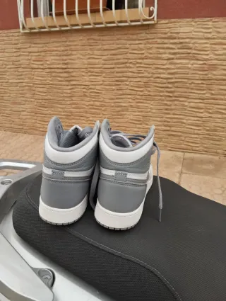 Zapatillas Jordan Gris y Blanco