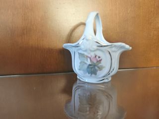 Cestita de porcelana con flor