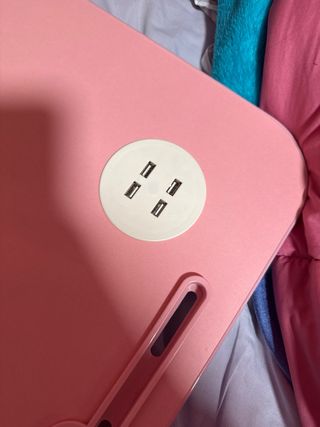 Mesa portátil con USB y posavasos