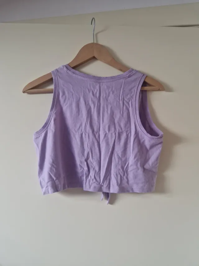Camiseta lila sin mangas con nudo