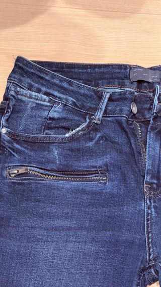 Jeans Zara Azules Rotos con Cremalleras talla 40