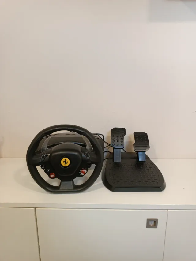 Volante Thrustmaster PS4 con Pedales