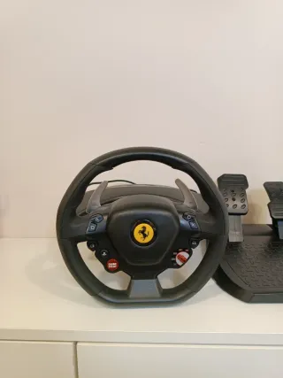 Volante Thrustmaster PS4 con Pedales