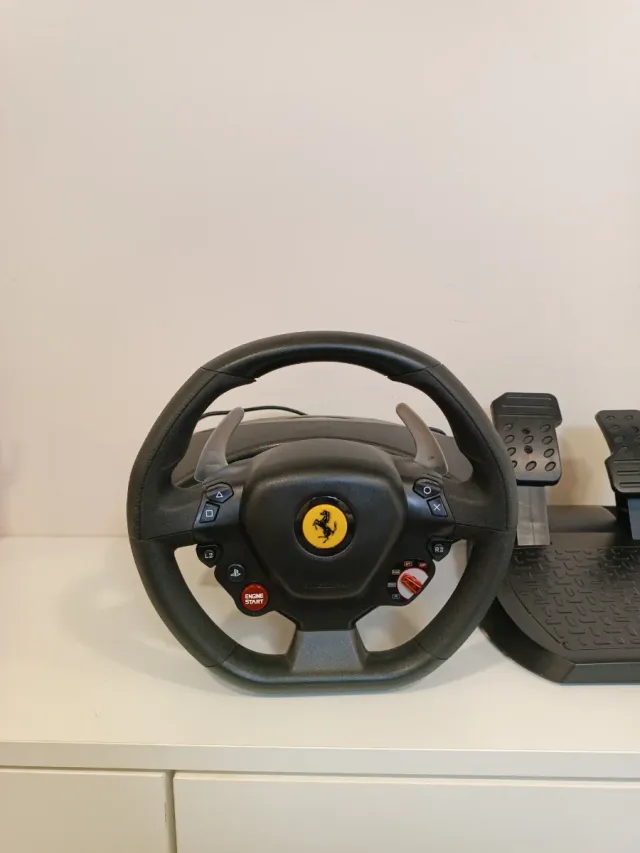 Volante Thrustmaster PS4 con Pedales