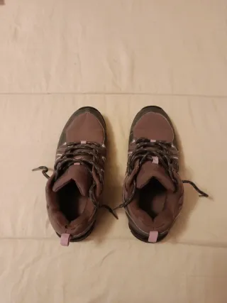 Zapatillas de montaña deportivas grises y rosas