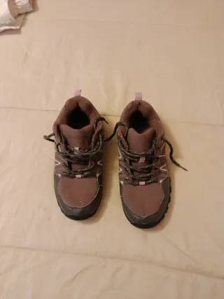 Zapatillas de montaña deportivas grises y rosas