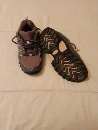 Zapatillas de montaña deportivas grises y rosas