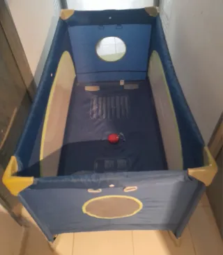 Cuna de viaje azul y amarilla