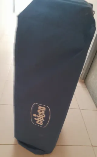 Cuna de viaje azul y amarilla