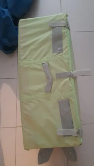 Cuna de viaje azul y amarilla