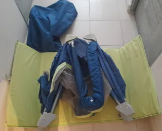 Cuna de viaje azul y amarilla