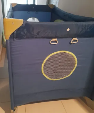 Cuna de viaje azul y amarilla