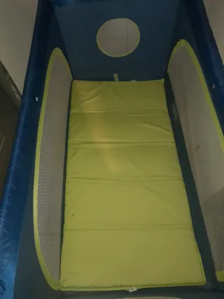 Cuna de viaje azul y amarilla