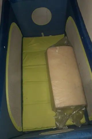 Cuna de viaje azul y amarilla