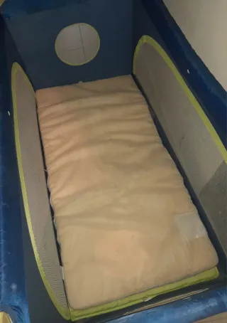 Cuna de viaje azul y amarilla