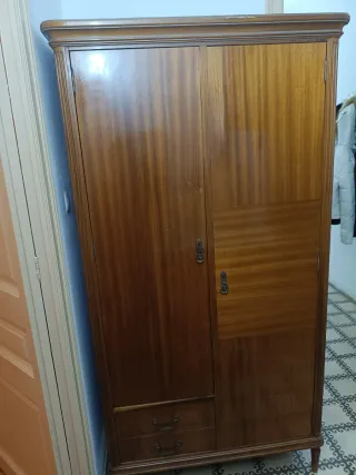 Armario grande de madera