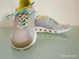 Scarpe da ginnastica grigie e verdi taglia 37