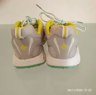 Scarpe da ginnastica grigie e verdi taglia 37