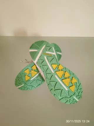 Scarpe da ginnastica grigie e verdi taglia 37